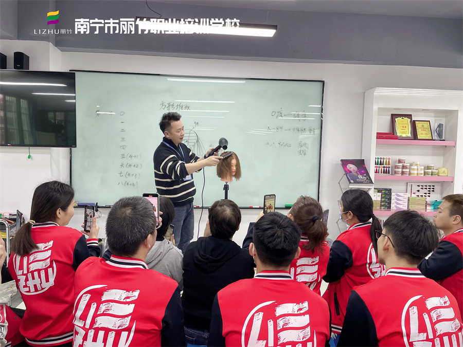 成功美發(fā)師具備哪些條件？南寧美發(fā)理發(fā)培訓(xùn)