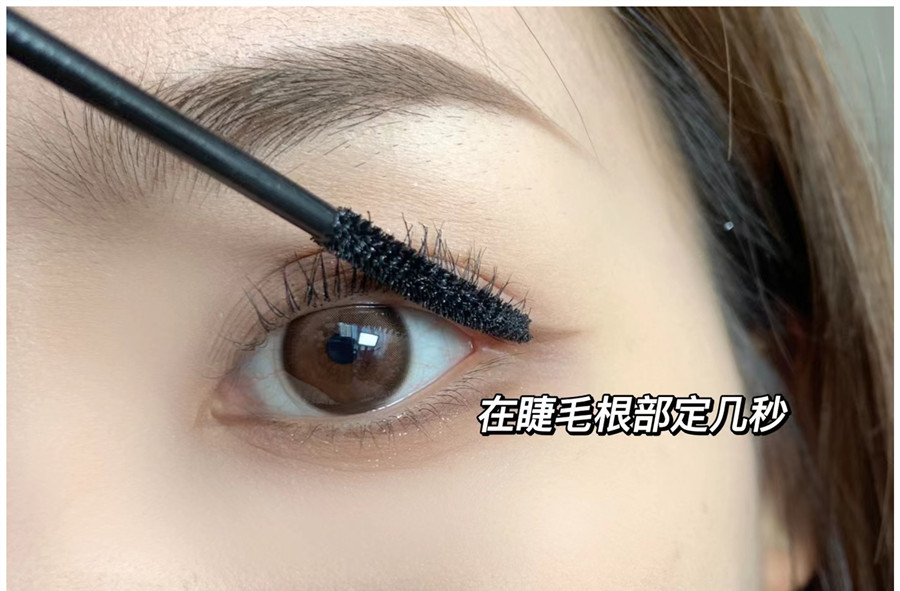 化妝新手必學(xué)教程：如何粘貼假睫毛