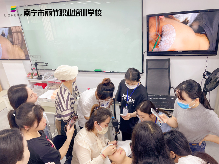 廣西美睫職業(yè)學(xué)校課堂實(shí)況匯總