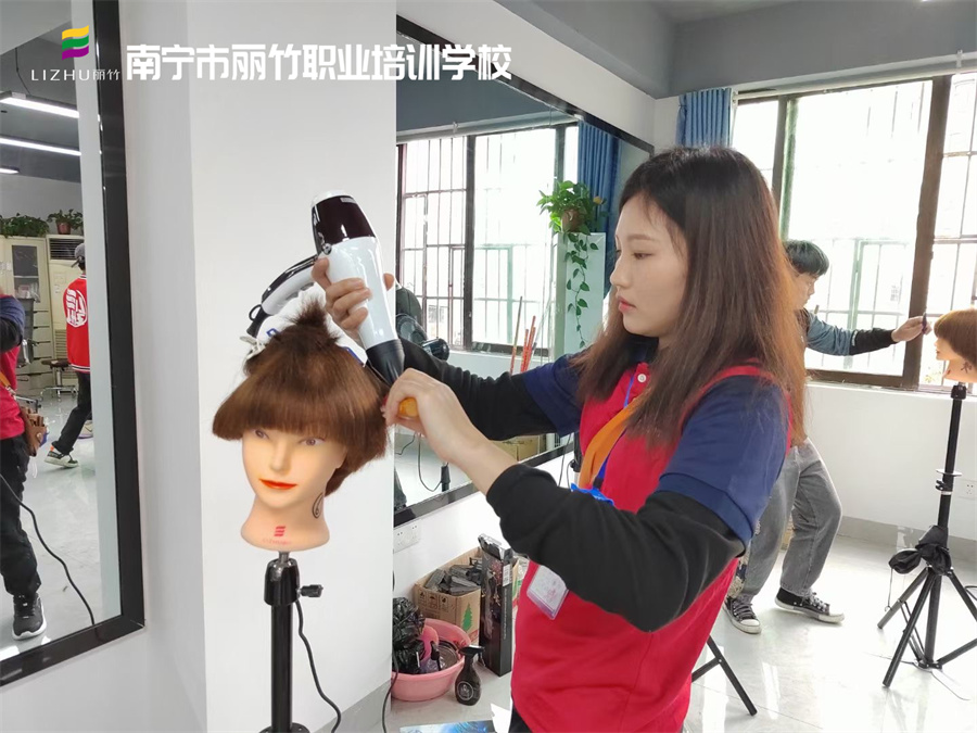 廣西學(xué)吹風(fēng)造型、廣西美發(fā)吹風(fēng)培訓(xùn)