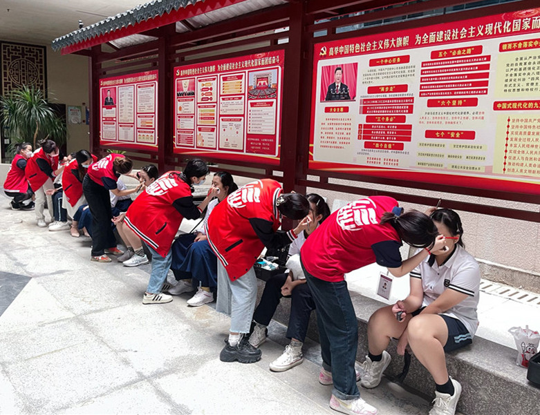 南寧化妝實(shí)踐課，為南寧十四中同學(xué)提供化妝服務(wù)