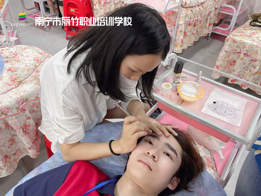 紋眉不上色的原因，廣西紋眉造型培訓課程講解