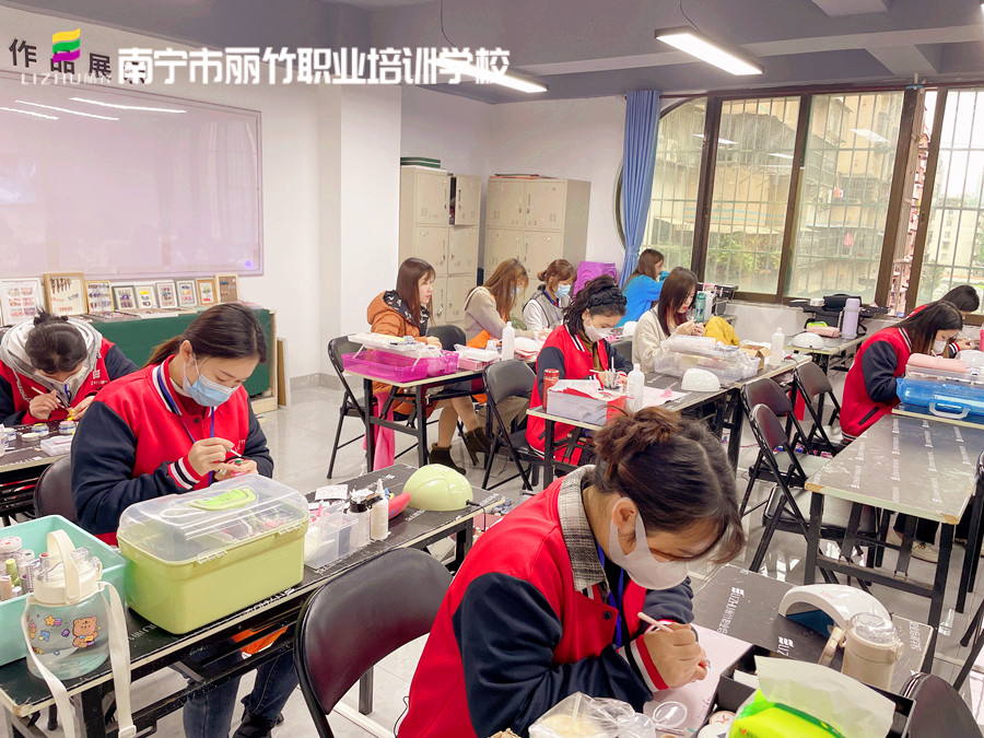 全貼甲片和半貼有什么區(qū)別？廣西美甲基礎(chǔ)班培訓(xùn)