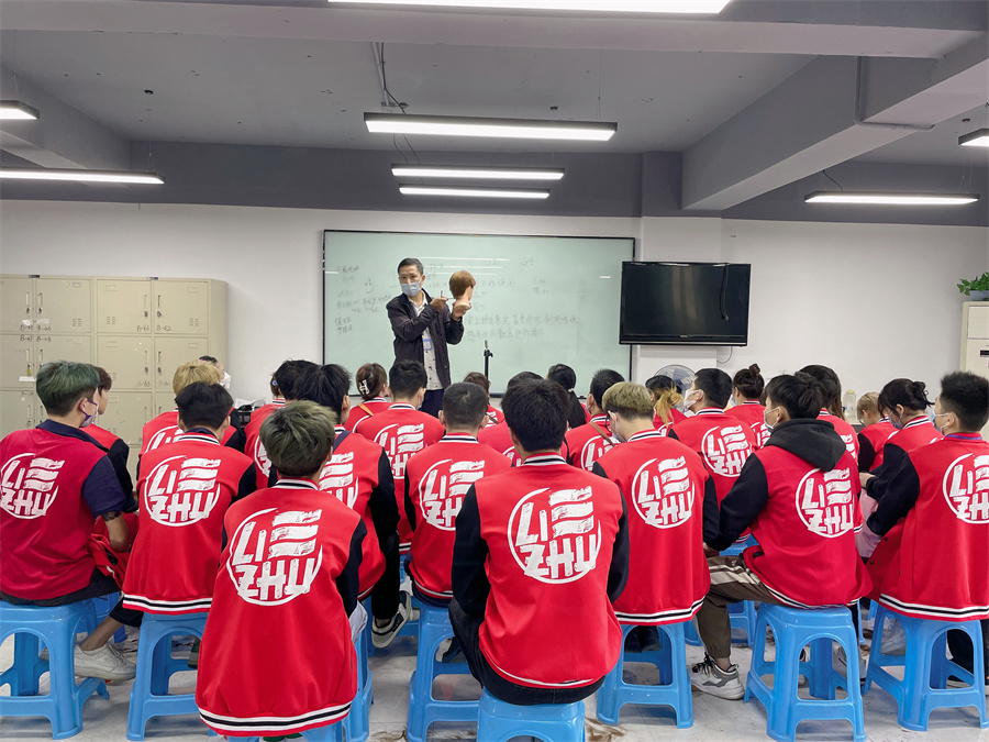 美發(fā)培訓(xùn)要學(xué)哪些內(nèi)容？南寧美發(fā)培訓(xùn)哪家有實(shí)力？