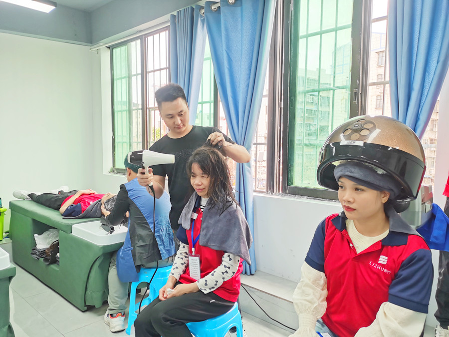 如何給發(fā)膜加熱？南寧美發(fā)職業(yè)技術(shù)學(xué)校課堂實訓(xùn)講解