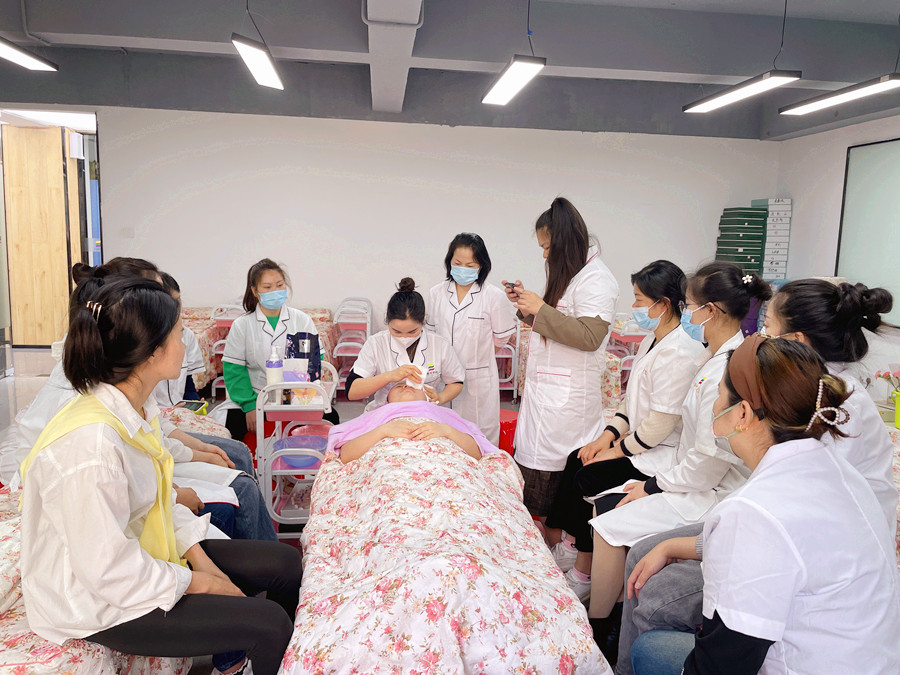 哪些化妝水不能濕敷？南寧美容護(hù)膚學(xué)校課堂筆記