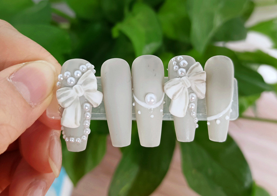 南寧美甲師專業(yè)學校學員作品：蝴蝶結(jié)美甲