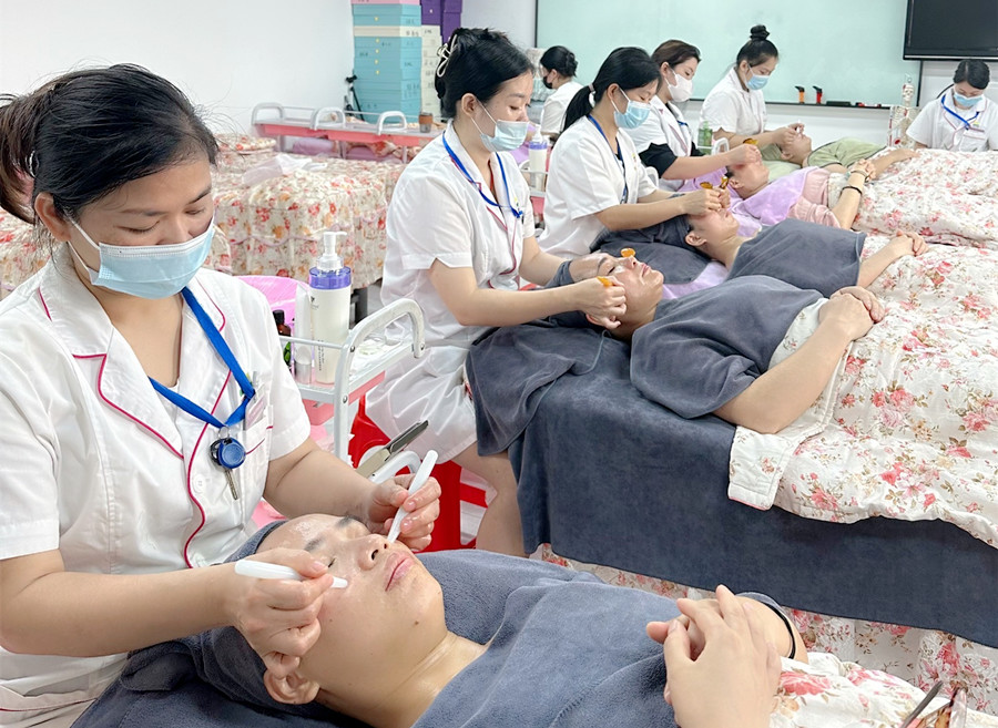 面部撥筋的原理，南寧美容學(xué)員操作實(shí)訓(xùn)分享