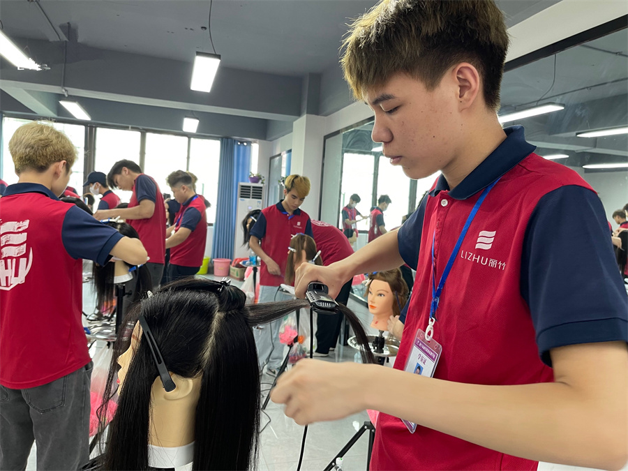 直板夾怎么拉直發(fā)？廣西美發(fā)造型學(xué)校教你