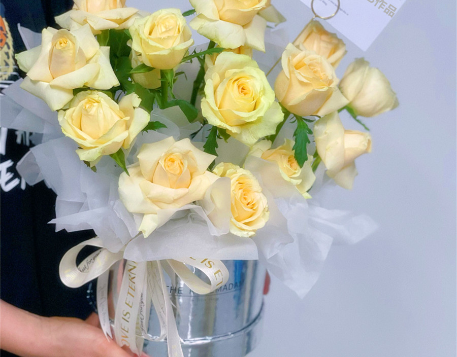 抱抱桶花束，南寧花藝零基礎(chǔ)培訓(xùn)班作品欣賞