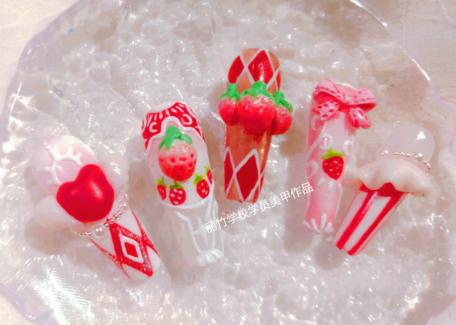 草莓洛可可美甲，廣西美甲培訓(xùn)課堂作品