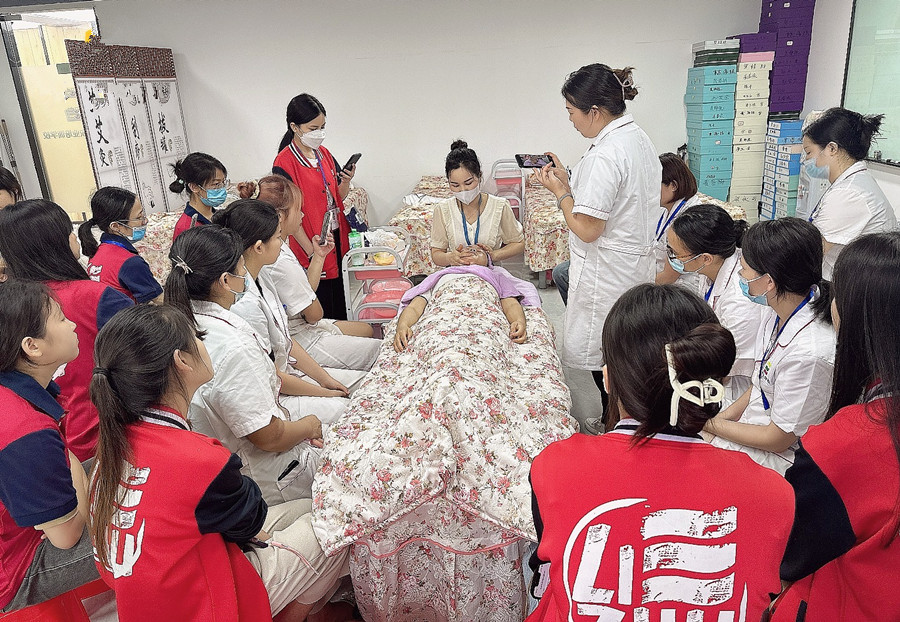 夏季面部如何緊急補(bǔ)水？廣西學(xué)面部護(hù)膚教學(xué)