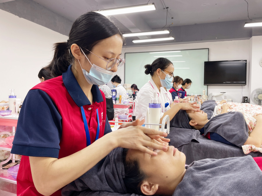 化妝需要學皮膚管理嗎？廣西美容化妝學校專業(yè)解答