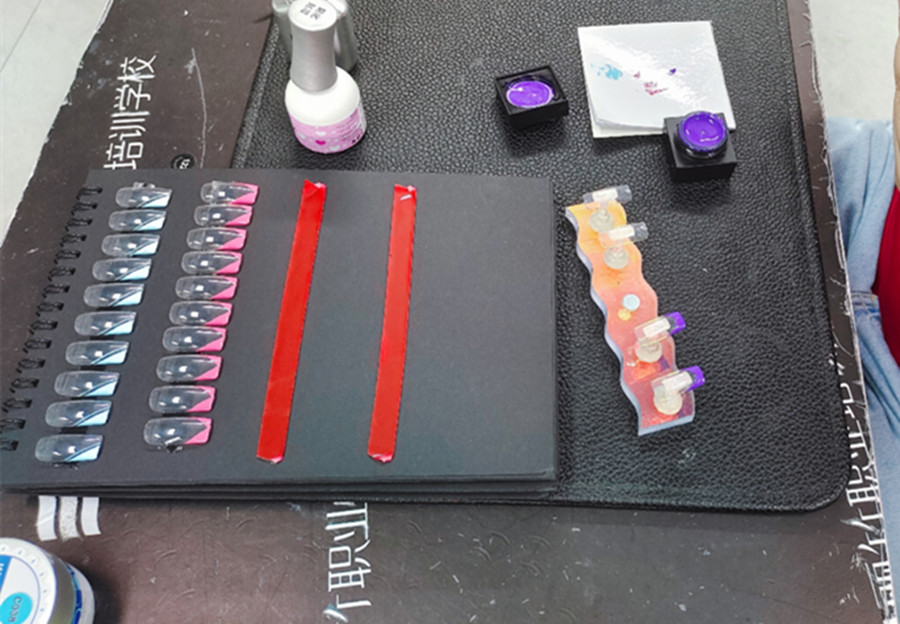 廣西學(xué)美甲培訓(xùn)：法式美甲課堂練習(xí)