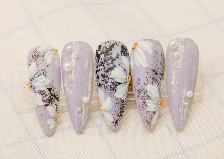 南寧美甲學(xué)校：磨砂美甲，鉑金膠美甲，彩繪小雛菊美甲