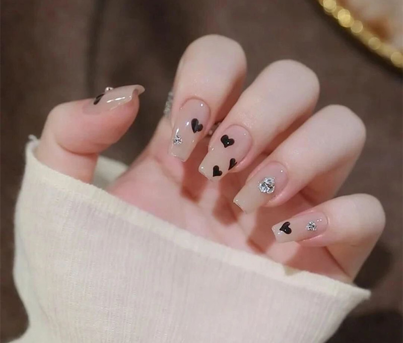 不挑手的黑色美甲，廣西美業(yè)職業(yè)技術學院推薦