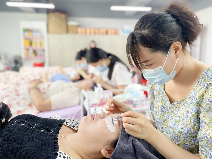 學(xué)費(fèi)多少？南寧美甲美睫紋繡培訓(xùn)學(xué)校