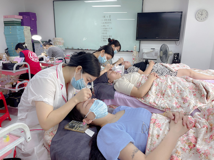 決定美睫密度與長度的標準，南寧美甲美睫分享