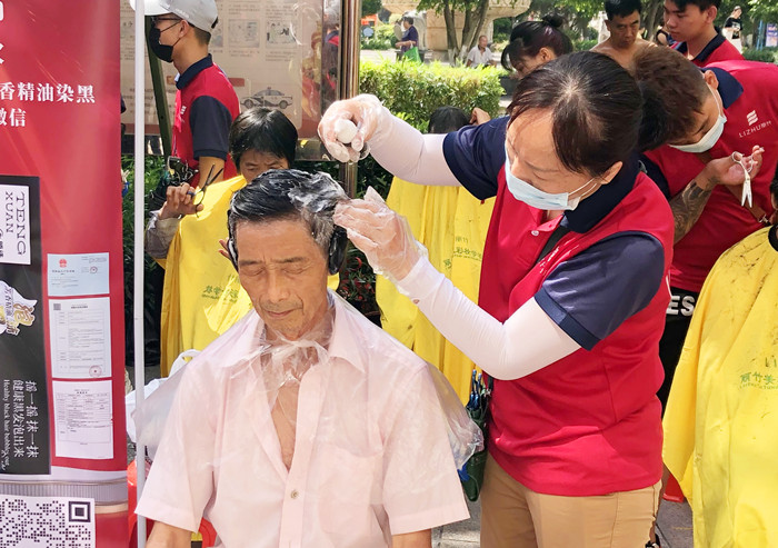 “白染黑”受歡迎，南寧美發(fā)學(xué)校公益進社區(qū)