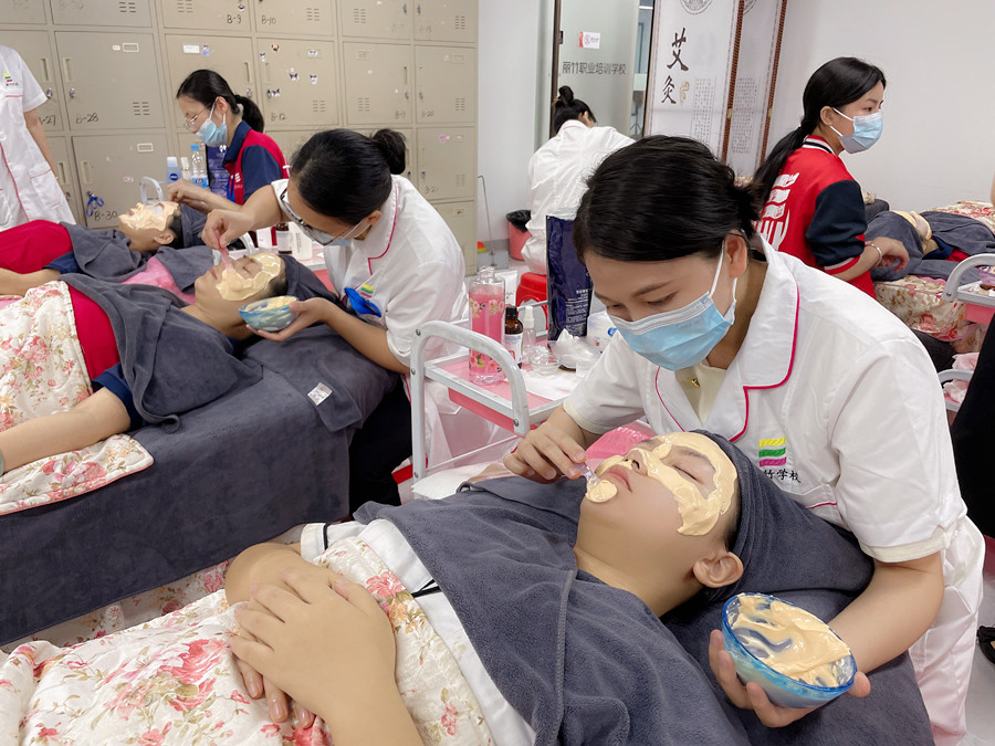 敷軟膜粉的流程，南寧美容皮膚管理培訓(xùn)班