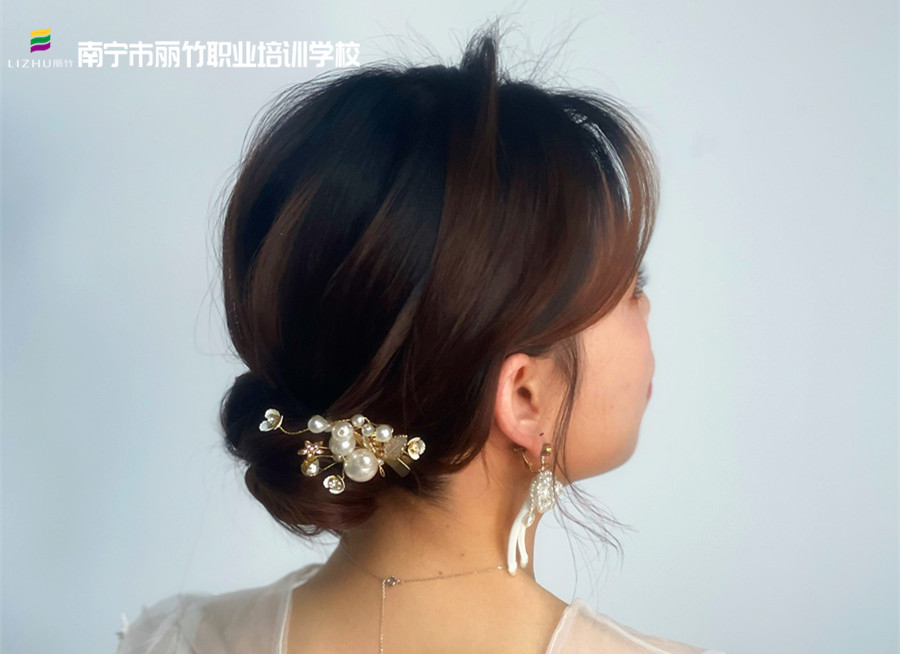 森系簡約編盤發(fā)，南寧化妝發(fā)型培訓(xùn)作品