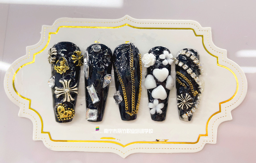 飾品堆鉆美甲，廣西美甲專業(yè)教學(xué)學(xué)員作品