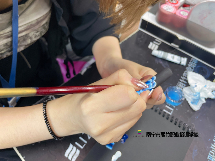 甲油膠調(diào)色技巧，南寧美甲培訓(xùn)