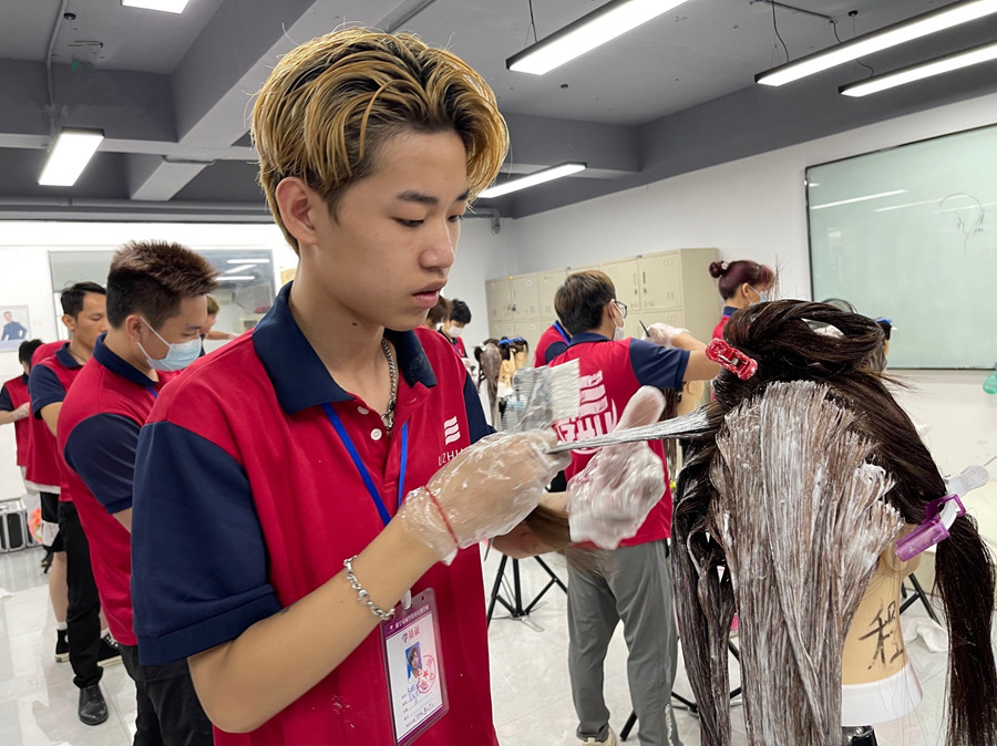 染發(fā)后怎么洗頭？南寧染發(fā)學(xué)校告訴你方法