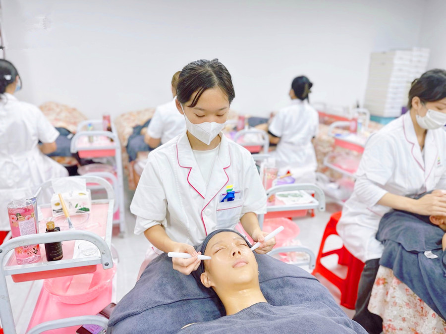 秋季面部撥筋的好處，廣西美容護膚培訓