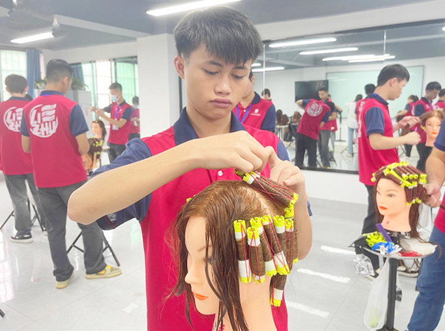 南寧燙染師培訓教材：燙發(fā)杠型號大小介紹