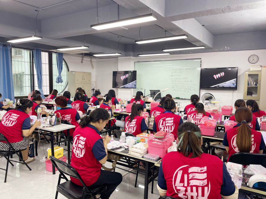 美甲師廣西：果凍膠貼片怎么卸？