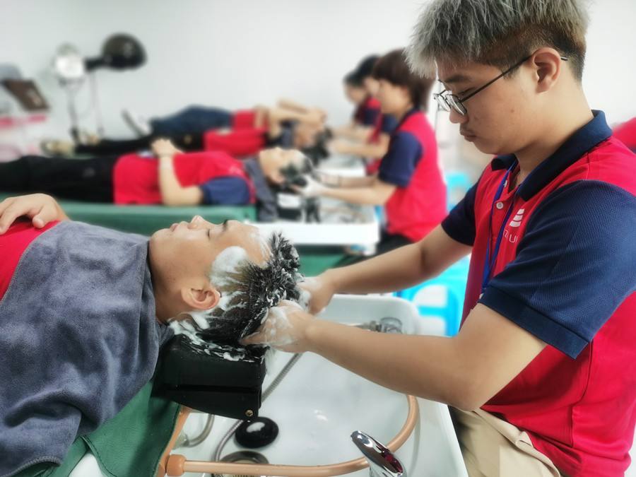 護發(fā)素洗不干凈的危害，南寧美發(fā)師職業(yè)學(xué)校