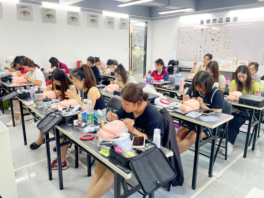 為什么要在假頭模練習(xí)美睫？廣西美睫培訓(xùn)課件解析