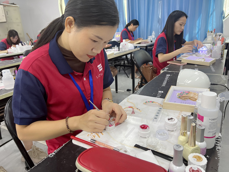 賞析！南寧美甲造型學(xué)校學(xué)員雕花作品