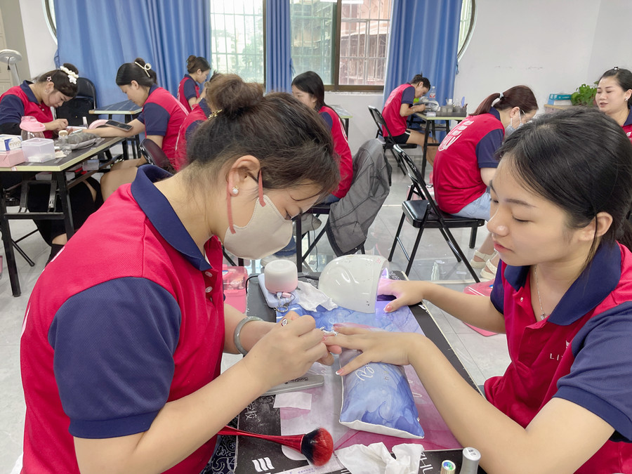 南寧美甲職業(yè)：指甲油干了怎么辦？