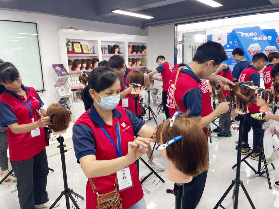 南寧美發(fā)培訓(xùn)到哪里？先看看麗竹美發(fā)基礎(chǔ)如何練習(xí)