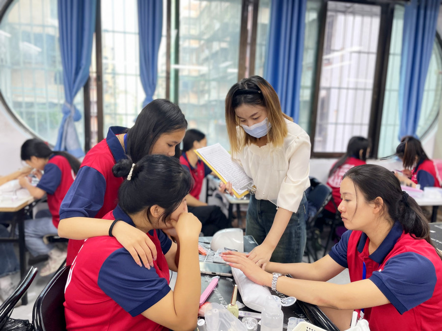 美甲涂指甲油的方法，廣西美甲基礎(chǔ)培訓(xùn)