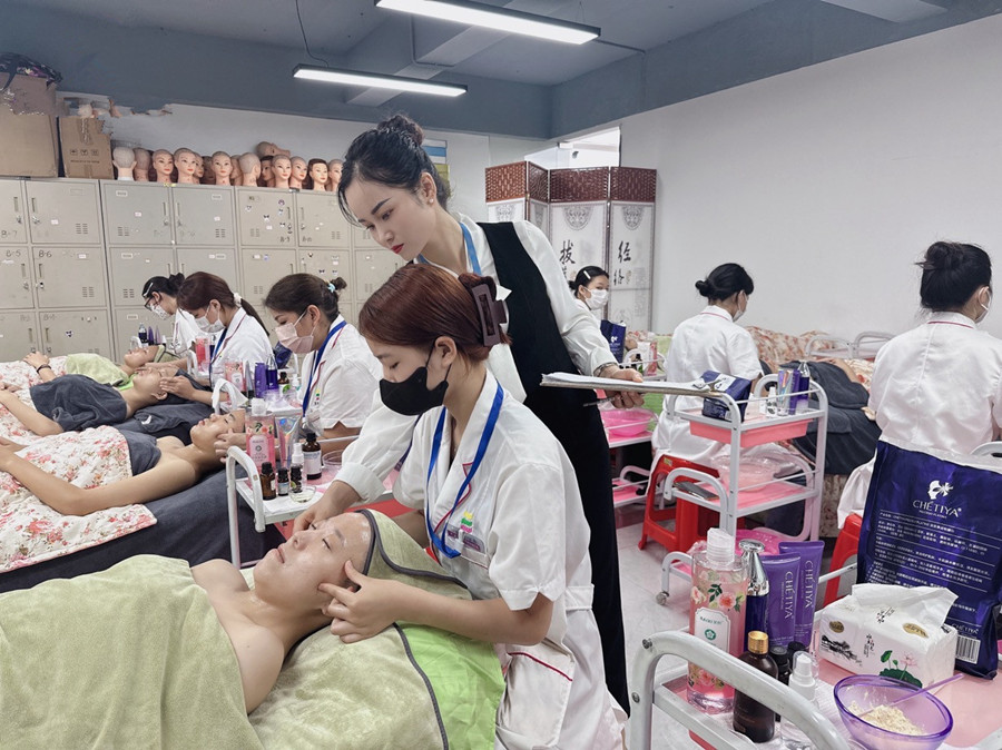 改善面部細紋的手法？南寧皮膚管理培訓(xùn)