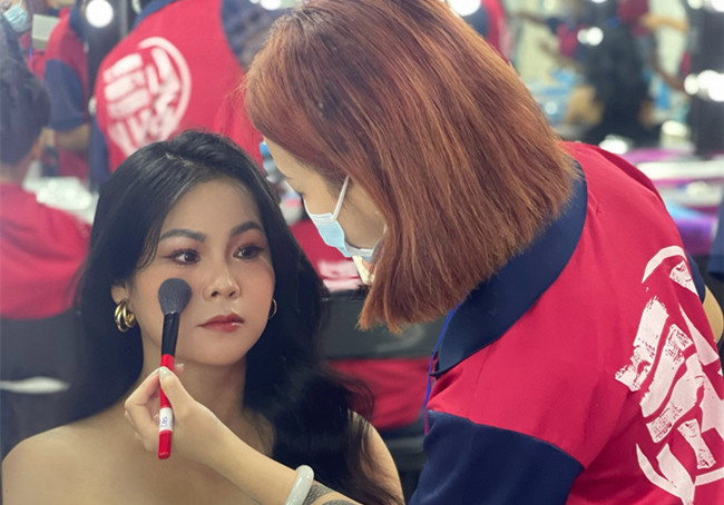 披發(fā)造型新娘，零基礎(chǔ)化妝造型