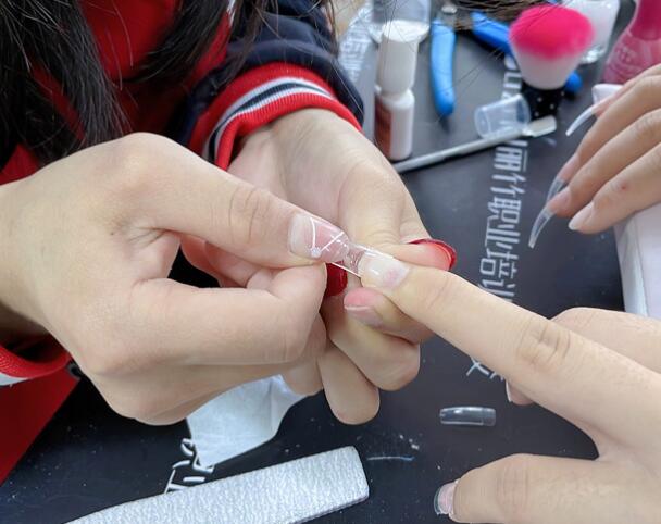 廣西美甲：貼甲片需要照燈嗎？