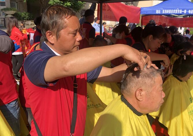 冬日暖陽，廣西美發(fā)理發(fā)學(xué)校小區(qū)免費理發(fā)