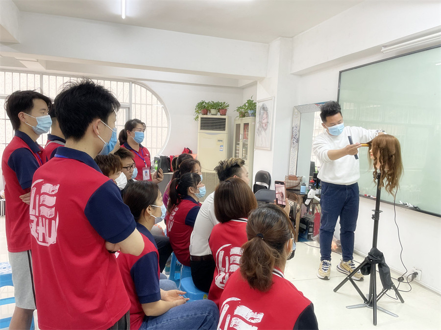 電卷棒怎么用？南寧學(xué)美發(fā)工具有哪些？