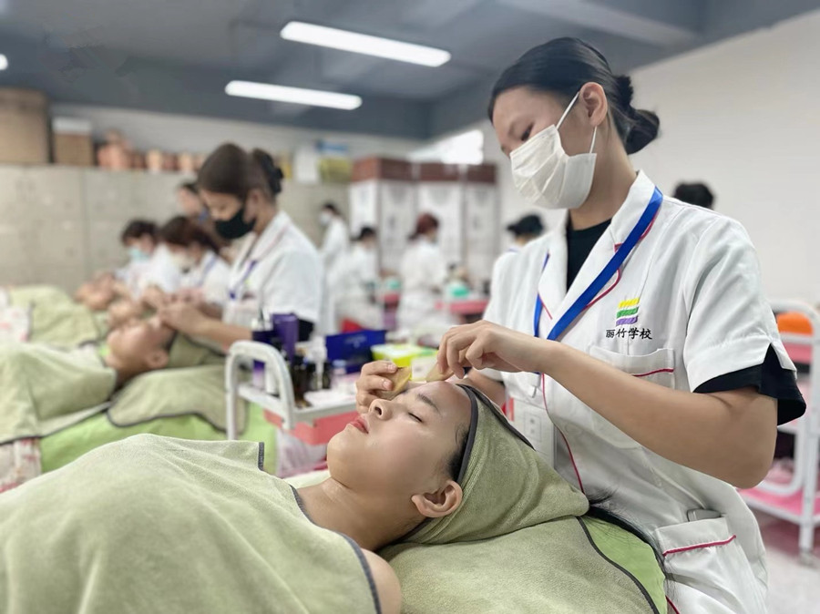 面部刮（sha）痧的教程，?廣西美容皮膚管理學(xué)校學(xué)習(xí)