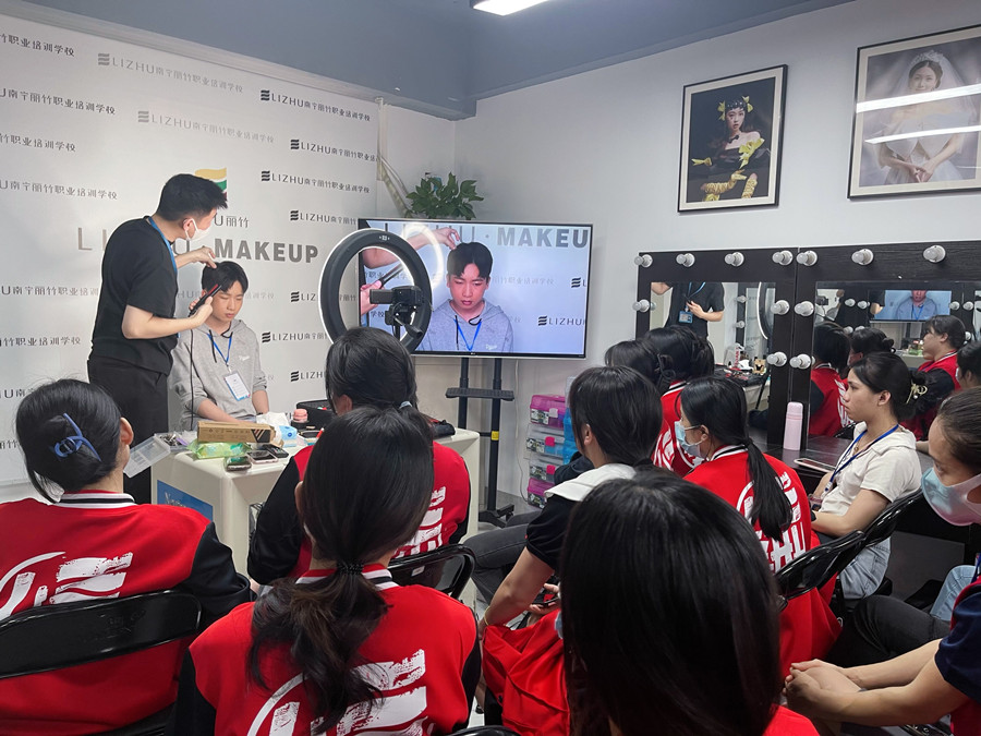 如何給男生化妝？廣西化妝彩妝基礎(chǔ)