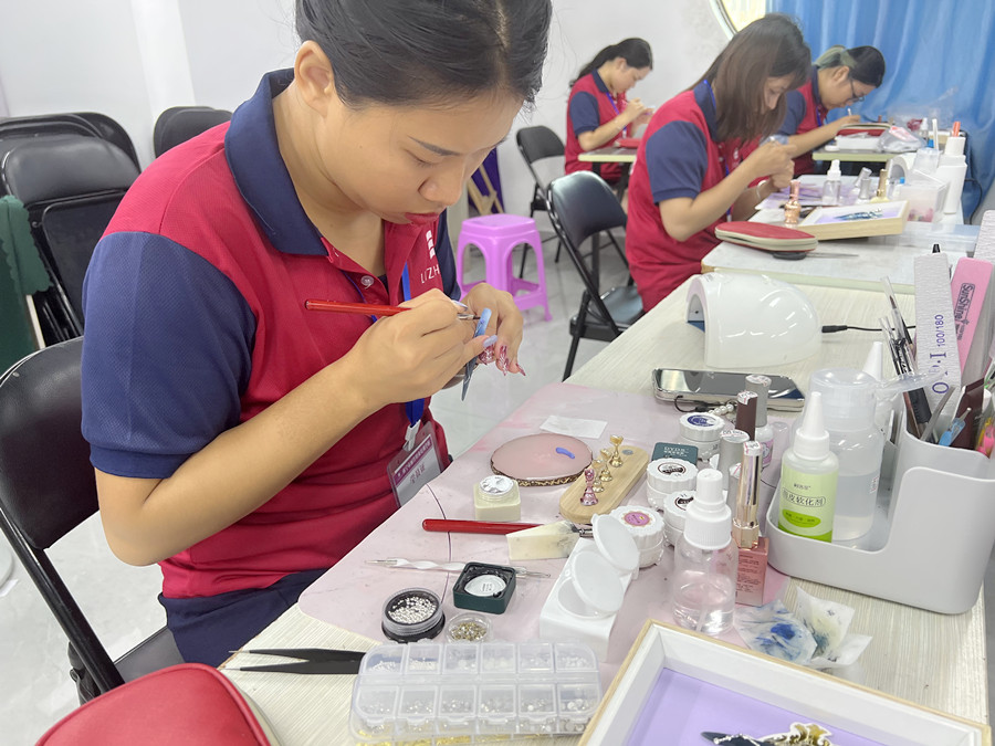 廣西培訓(xùn)美甲師：雕花貼鉆美甲