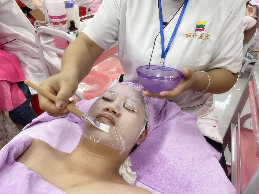 冬季敷面膜技巧，南寧美容護膚養(yǎng)顏學(xué)校分享