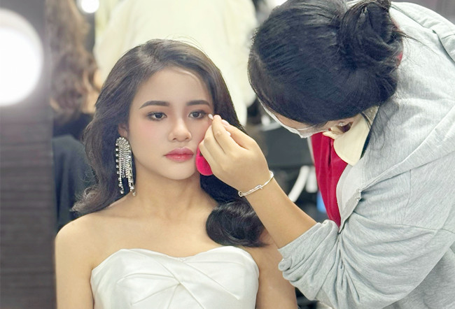 泰式新娘造型，南寧新娘跟妝培訓作品
