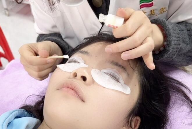 為什么建議你敷眼膜貼？?南寧美容院專業(yè)手法