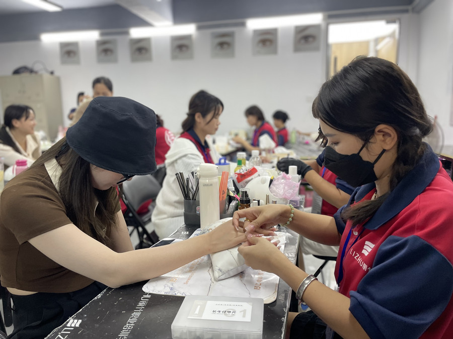 全貼甲片卸甲步驟，廣西美甲學(xué)校在哪里？