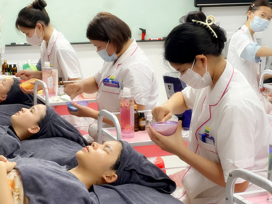 軟膜與貼片面膜的特點，南寧美容培訓(xùn)課程